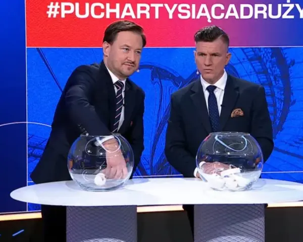 Dwóch mężczyzn w garniturach losuje piłki z kul. Kto wygrał Puchar Polski w piłce nożnej?