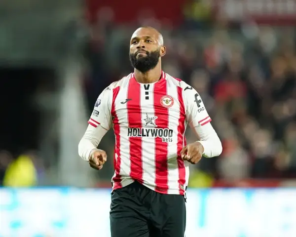 Piłkarz Igor Thiago w koszulce Brentford FC z logo Hollywoodbets.