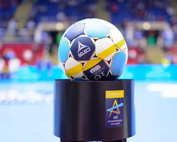 Piłka do piłki ręcznej na podium z logo EHF Champions League. Gdzie oglądać mecze?