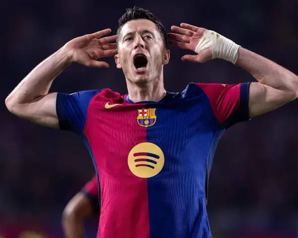 Robert Lewandowski, jeden z najlepszych strzelców Barcelony, świętuje bramkę.