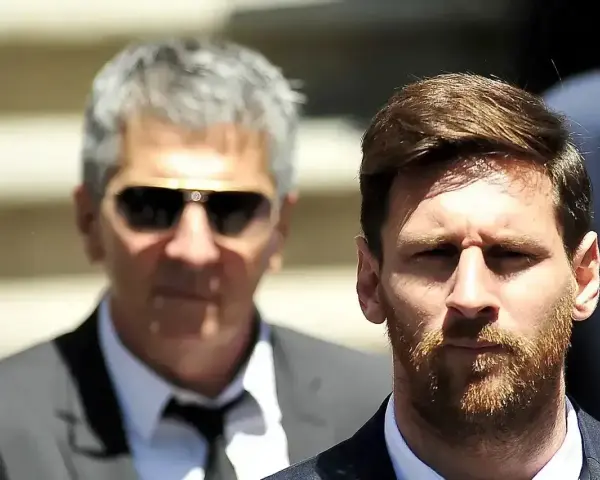 Jorge Messi, ojciec Lionela, w okularach przeciwsłonecznych obok syna.