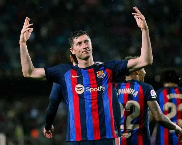 Robert Lewandowski, lider klasyfikacji strzelców La Liga, świętuje bramkę.
