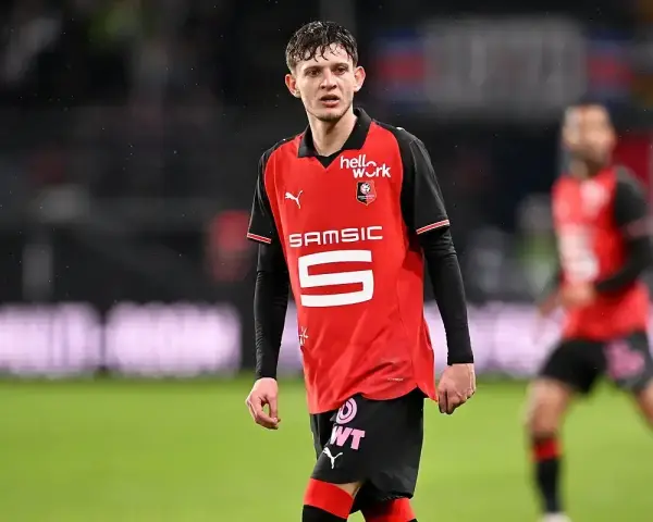 Piłkarz Stade Rennais w czerwonej koszulce z numerem 5, gotowy do gry przeciwko OGC Nice.