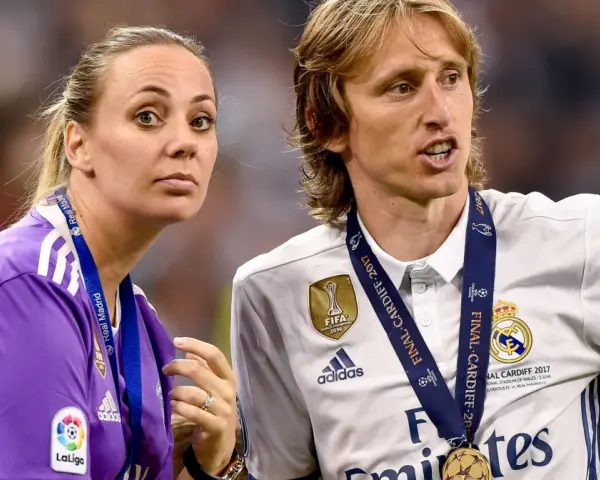 Luka Modrić z żoną, świętujący zwycięstwo. Marzy o tym, by jego luka modric dzieci też kiedyś nosiły takie medale.