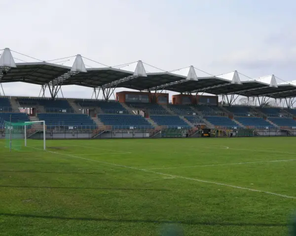 Pusta trybuna i zielona murawa stadionu Siarki Tarnobrzeg czekają na emocje kibiców.