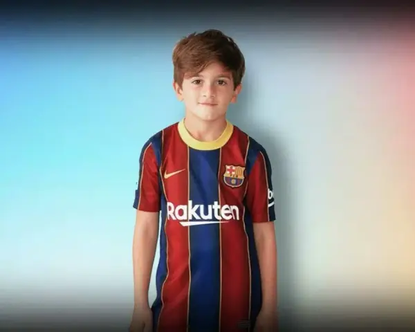Chłopiec w koszulce FC Barcelona, Thiago Messi, wygląda na swój wiek.