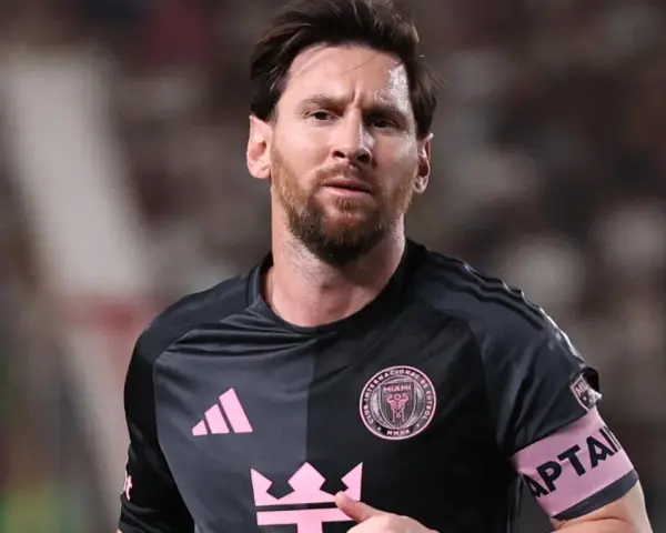 Lionel Messi, kapitan Interu Miami, w czarnej koszulce z różowymi detalami. Właśnie tu gra Messi, zdobywając kolejne gole.