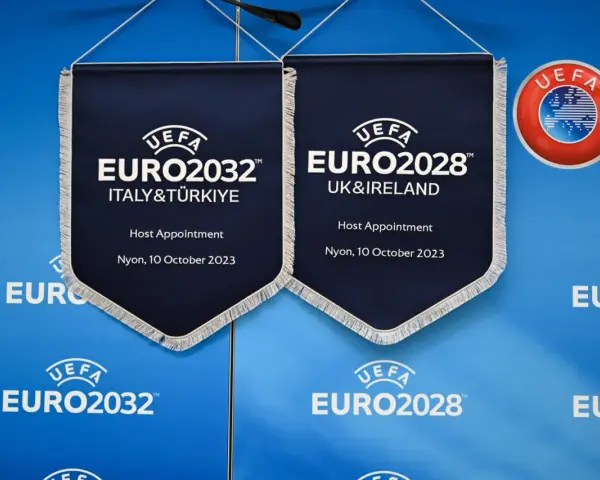 Dwa banery informują o przyznaniu organizacji Euro 2032 Włochom i Turcji oraz Euro 2028 Wielkiej Brytanii i Irlandii.