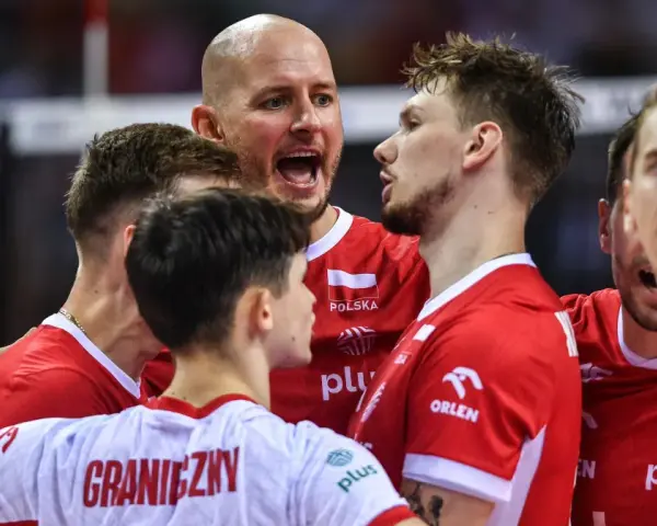 Byli siatkarze polscy w czerwonych strojach, w emocjonalnym geście jedności na boisku.