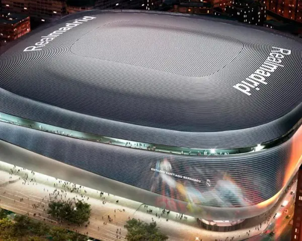 Nowoczesny stadion w Madrycie, Santiago Bernabéu, lśni w nocnym świetle.