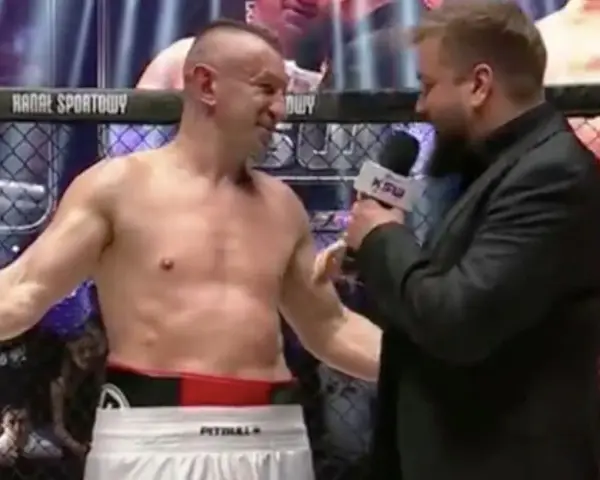 Adamek, gwiazda KSW, udziela wywiadu po walce.