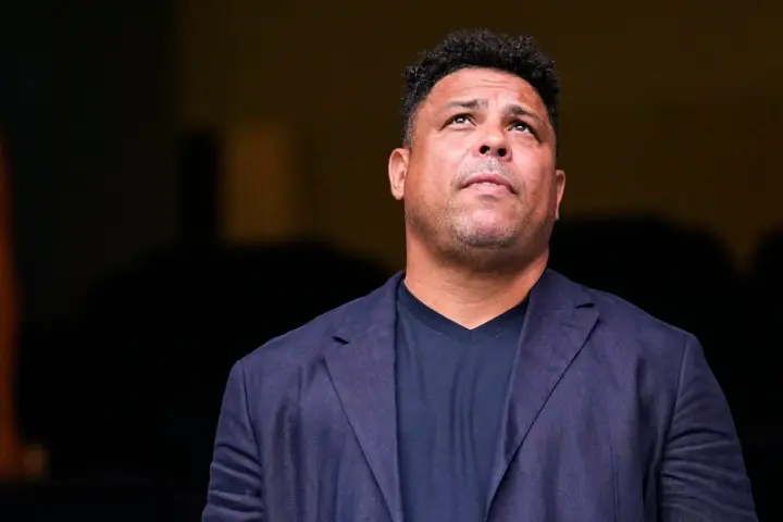 Ronaldo Nazario de Lima, legendarny piłkarz, spogląda w górę zamyślony.
