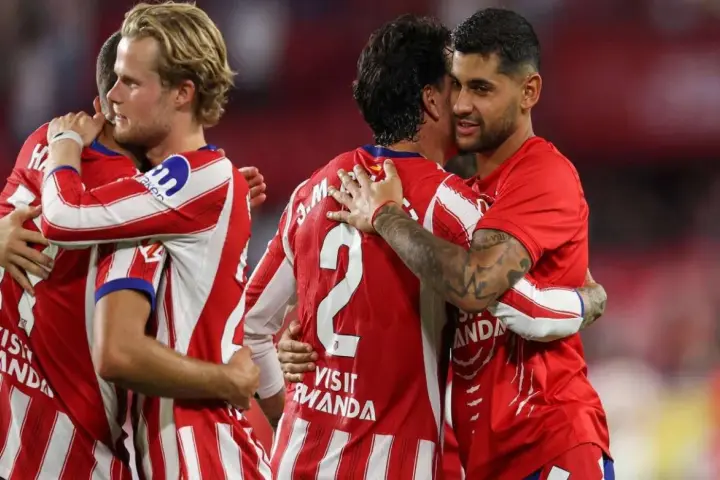 Zawodnicy La Liga w czerwono-białych strojach świętują razem.