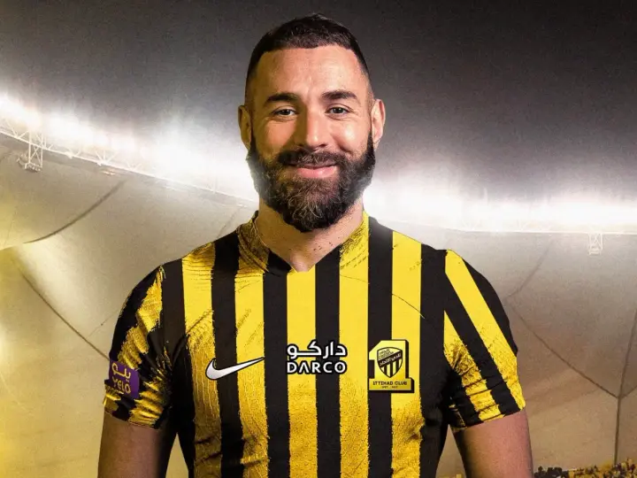 Karim Benzema w nowej koszulce klubu, zastanawiasz się ile zarabia Karim Benzema?