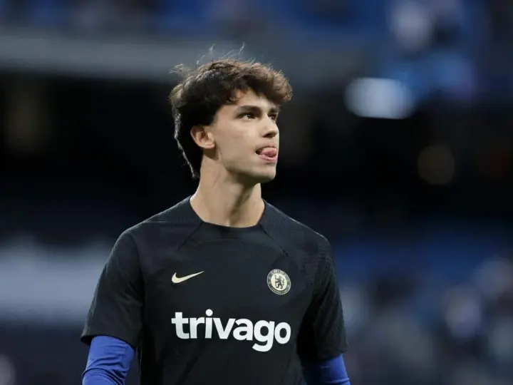 João Félix, z językiem na wierzchu, w koszulce Chelsea. Jego daty dołączenia do klubu są ważnym momentem w karierze.