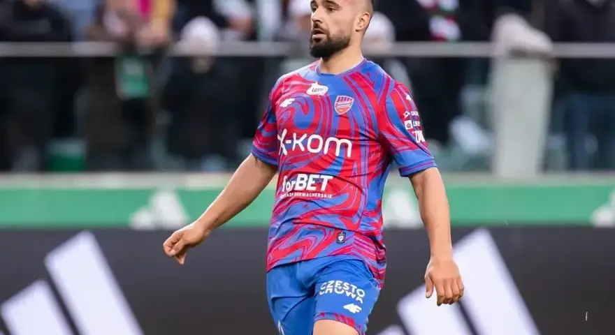 Piłkarz Rakowa Częstochowa w barwach klubowych, gotowy do gry przeciwko Cracovii.