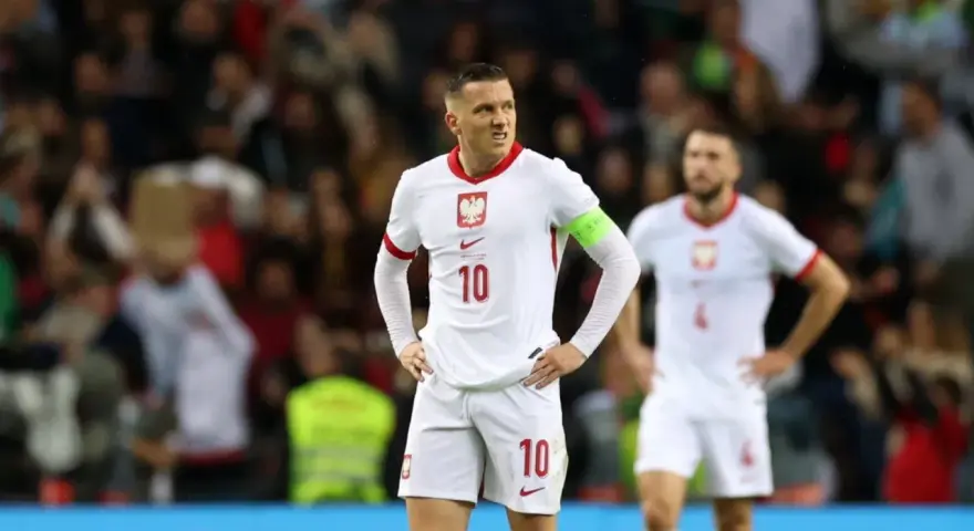 Piłkarz reprezentacji Polski w piłce nożnej mężczyzn z numerem 10 na koszulce, w meczu przeciwko reprezentacji Szkocji.