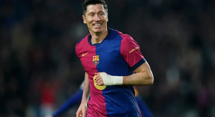Robert Lewandowski w barwach Barcelony, jeden z najlepszych napastników świata, cieszy się po strzelonej bramce.