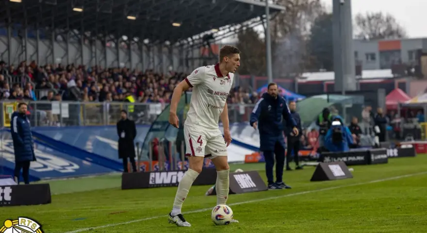 Piłkarz w białej koszulce z numerem 4, przygotowuje się do gry podczas meczu Raków Częstochowa – Widzew Łódź.