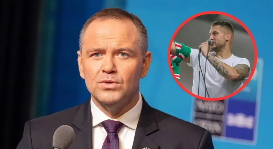 Staruch w garniturze i młody mężczyzna z tatuażami i szalikiem w tle.