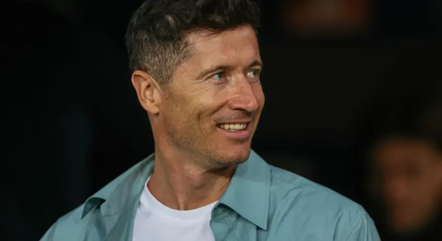 Uśmiechnięty Robert Lewandowski, zastanawiamy się, ile języków zna Robert Lewandowski, grając w międzynarodowych klubach.