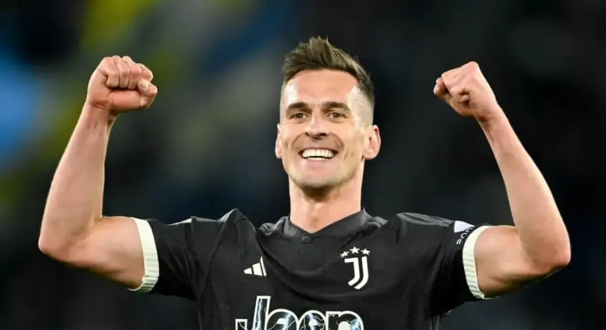 Piłkarz Juventusu, Wojciech Szczęsny, cieszy się ze zwycięstwa. Fani zastanawiają się, ile zarabia Milik, gdy widzą jego sukcesy.