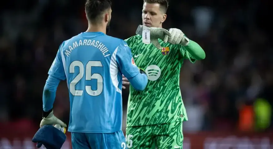 Dwóch bramkarzy, Mamardashvili i ter Stegen, rozmawia na boisku. Czy to zapowiedź spotkania najlepsi obrońcy na świecie?