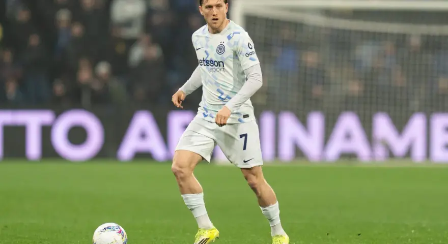 Piłkarz Interu Mediolan z numerem 7 na koszulce, w akcji podczas meczu z Sassuolo.