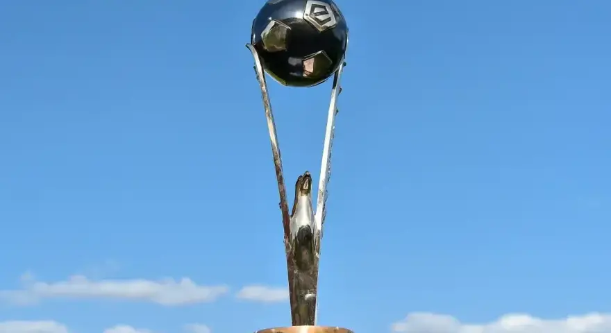 Trofeum dla mistrza polski ekstraklasa, symbol zwycięstwa i dumy polskiej piłki nożnej.