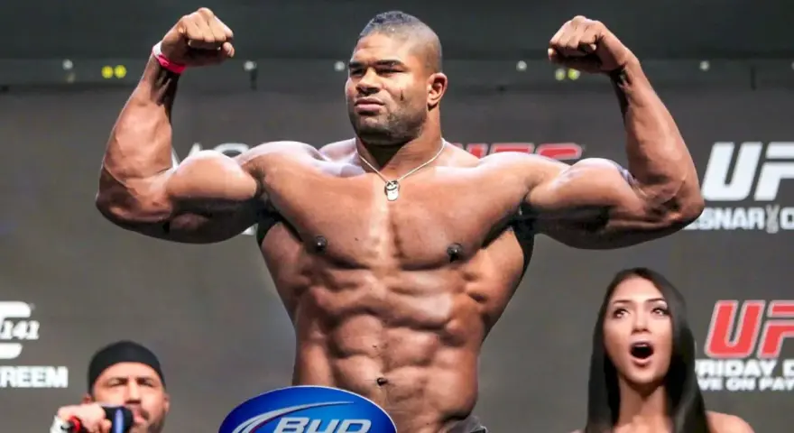 Alistair Overeem, zawodnik UFC waga ciężka, prezentuje swoją imponującą muskulaturę na ważeniu.