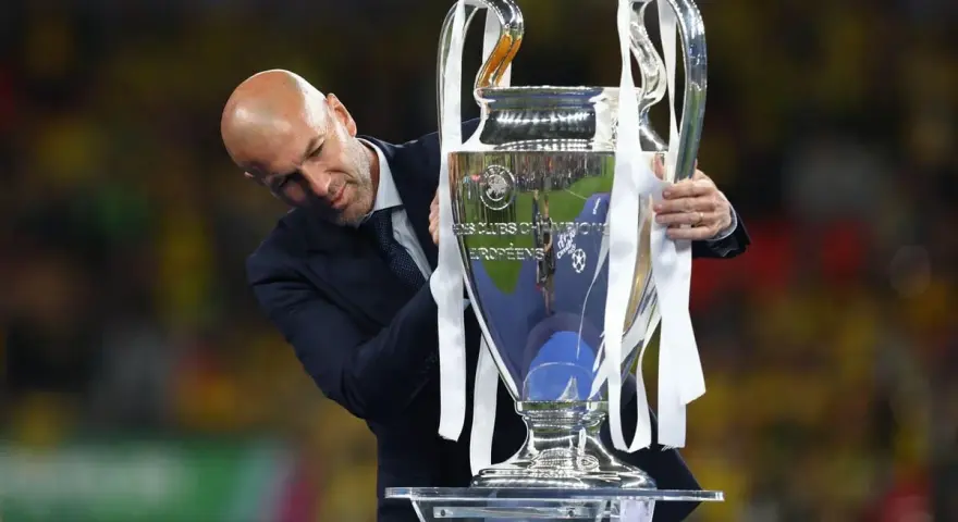Zinedine Zidane z pucharem Ligi Mistrzów.