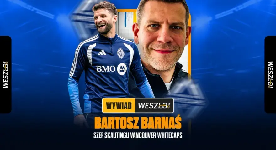 Dwóch mężczyzn, jeden w stroju piłkarskim Vancouver Whitecaps, drugi z bliska, na tle niebieskich świateł.