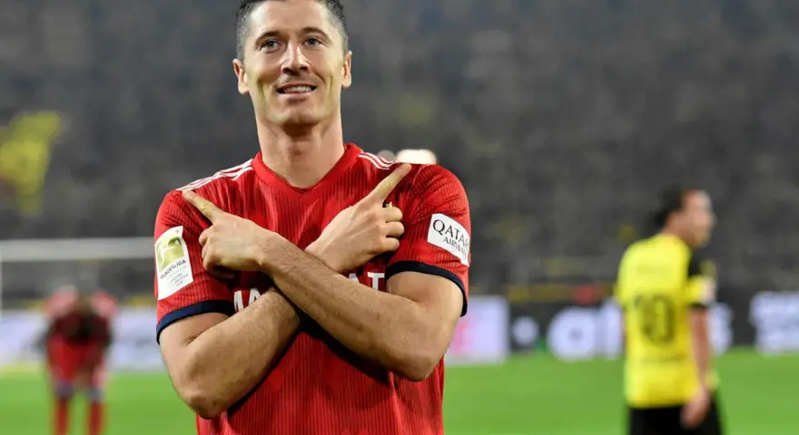 Robert Lewandowski z charakterystyczną cieszynką po zdobyciu bramki.
