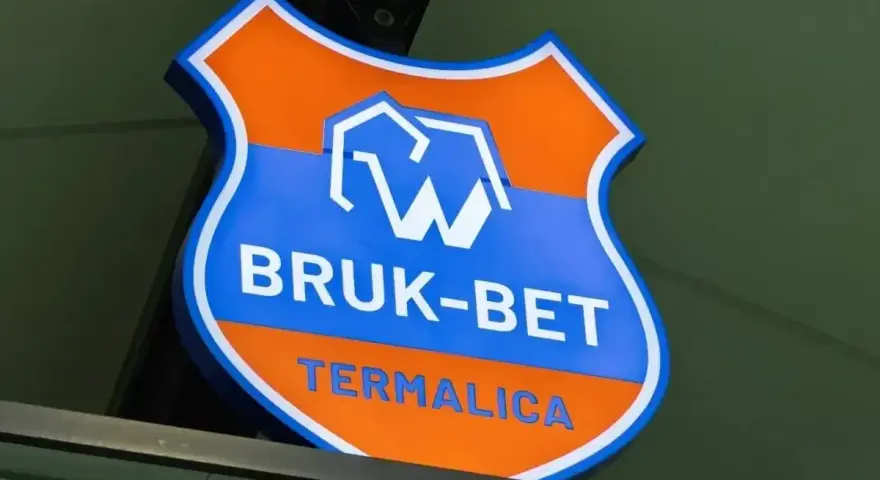 Logo Bruk-Bet Termalica, drużyny, której rankingi w meczach z Wisłą Płock zawsze budzą emocje.