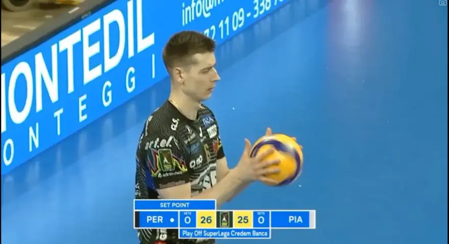 Siatkówka liga włoska: wynik meczu PER 26-25 PIA. Zawodnik z piłką, na niebieskim tle z logotypami.