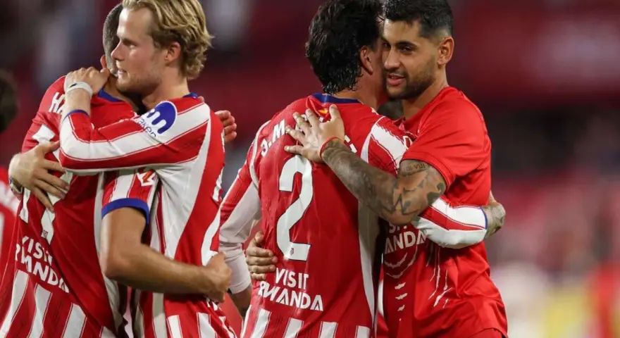 Zawodnicy La Liga w czerwono-białych strojach świętują razem.