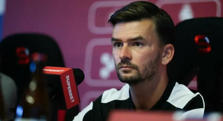 Twarz trenera Górnika Zabrze, skupionego podczas konferencji prasowej.