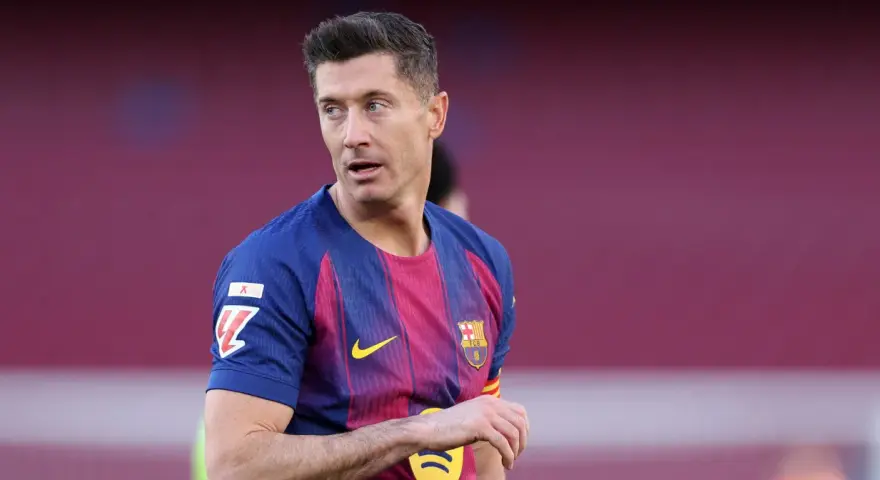 Robert Lewandowski w koszulce FC Barcelony, zastanawia się, kto jest najlepszym piłkarzem na świecie.