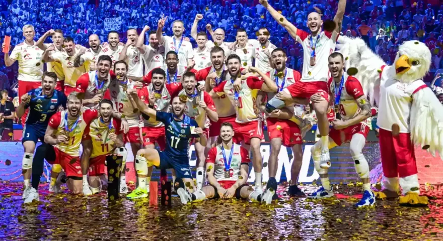 Polska drużyna siatkarzy świętuje zwycięstwo, a na ich twarzach widać radość. Ile razy Polska była mistrzem świata w siatkówce? To pytanie zadają sobie kibice.