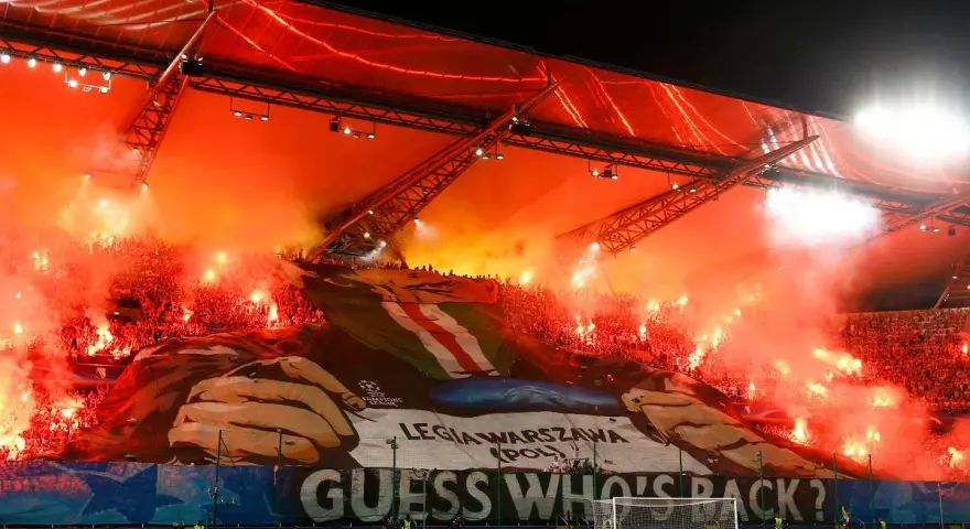 Oprawa Legii Warszawa z pirotechniką i transparentem "Guess Who's Back?". Prezes Legii z pewnością dumny z kibiców.