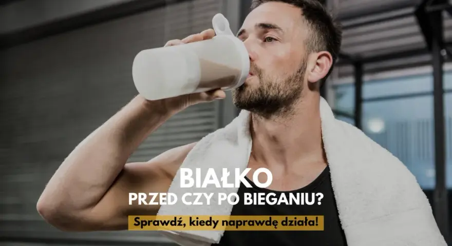 Mężczyzna pije białko po treningu. Czy białko przed czy po treningu redukcja jest lepsze? Sprawdź, kiedy naprawdę działa!