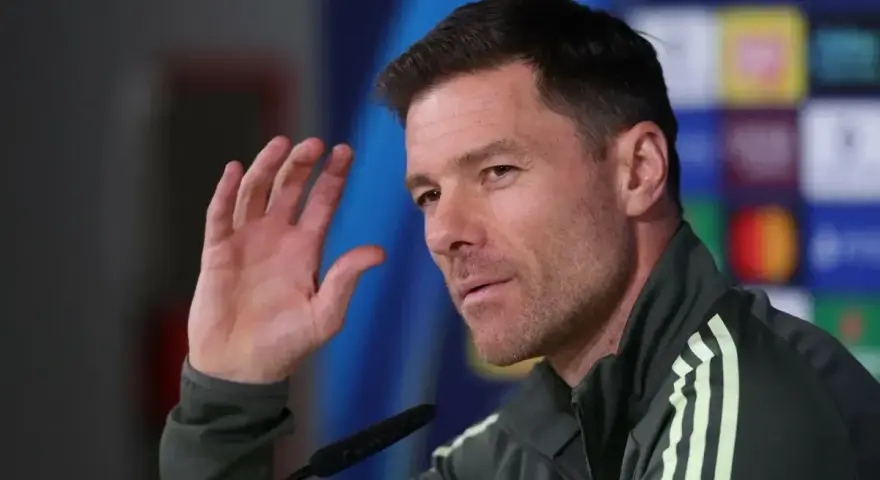 Xabi Alonso, potencjalny trener Chelsea, podczas konferencji prasowej.