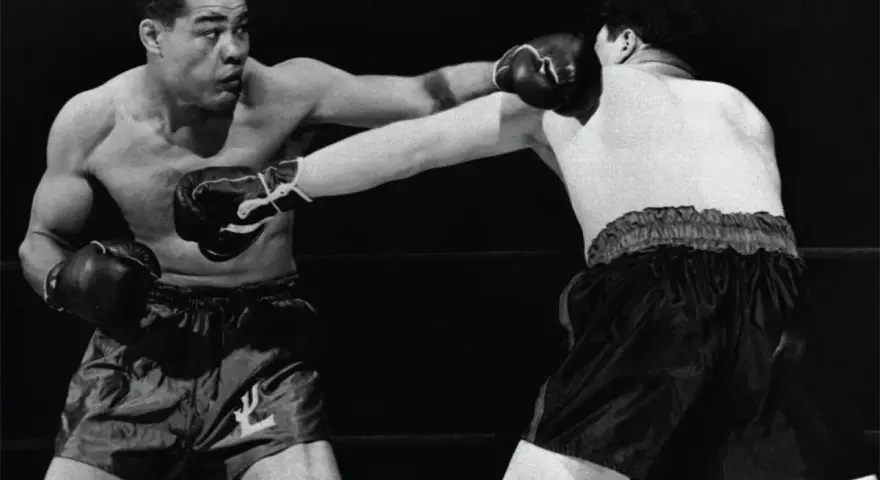 Joe Louis, jeden z najlepsi bokserzy w historii, w akcji na ringu.