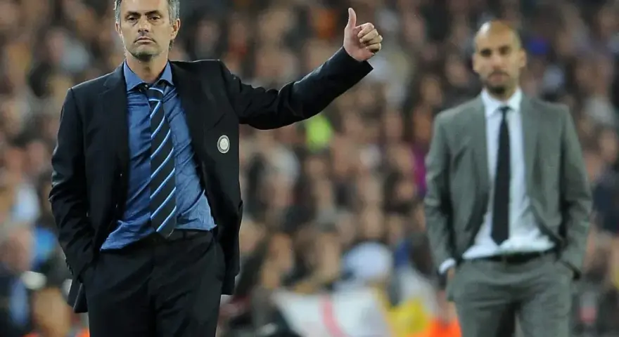 Jose Mourinho, mistrz taktyki **catenaccio**, daje kciuk w górę. W tle stoi Pep Guardiola.