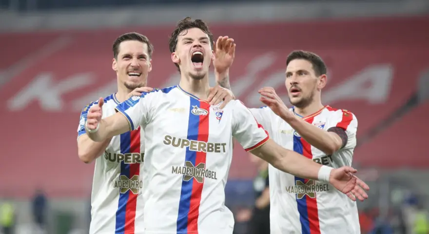 Piłkarze Górnika Zabrze cieszą się po golu w meczu przeciwko Rakowowi Częstochowa.