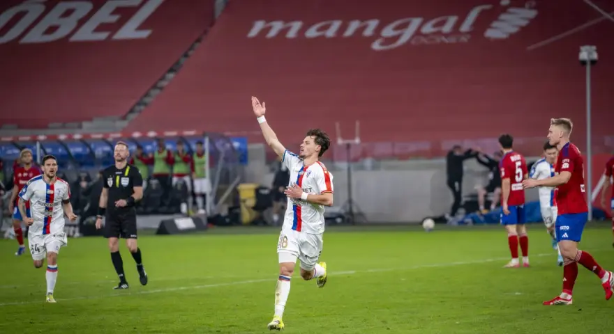 Piłkarz w białej koszulce z numerem 18 świętuje bramkę w meczu Górnik Zabrze – Raków Częstochowa.