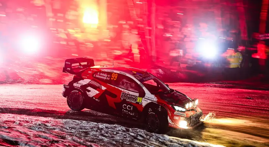 Rajdowy samochód z numerem 99 w ogniu czerwonych rac i świateł. Gdzie oglądać motowizję?