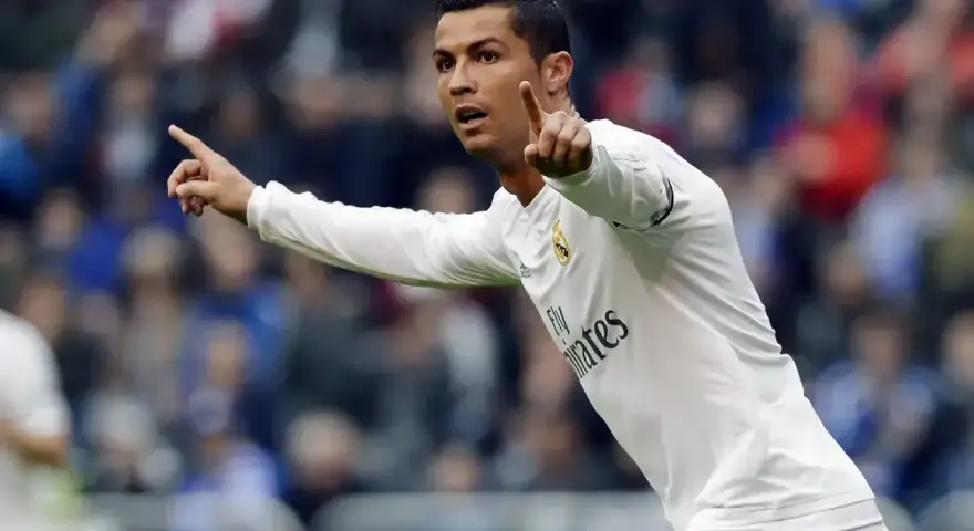 Cristiano Ronaldo, znany z imponującego wzrostu, w białej koszulce Realu Madryt.