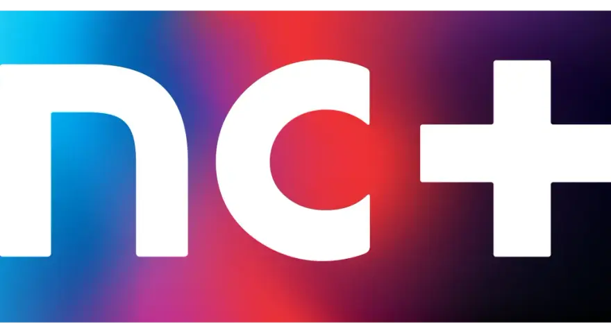 Logo nc+ z gradientem od niebieskiego przez czerwony do fioletowego. Symbolizuje telewizję satelitarną nc+.