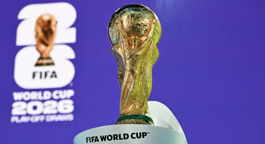Złote trofeum FIFA World Cup na tle logo turnieju 2026. Już niedługo dowiemy się, kiedy otwarcie mistrzostw świata w piłce nożnej!